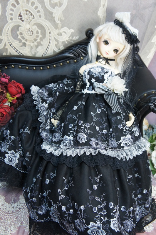 白と黒の薔薇のドレス