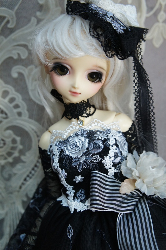 白と黒の薔薇のドレス