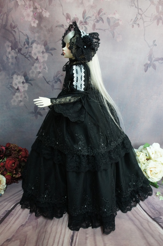 黒いリバーレースのドレス